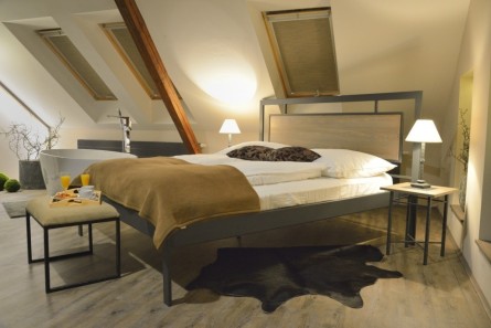 ALMERIA smrek - kovová posteľ s dreveným čelom 90 x 200 cm