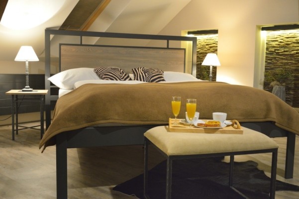 ALMERIA dub - kovová posteľ s dreveným čelom 160 x 200 cm